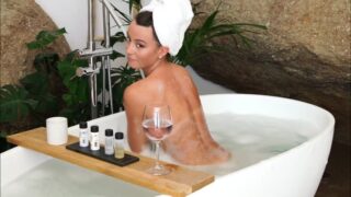 Anna Zapala’s Sensual Bath Video Leaked